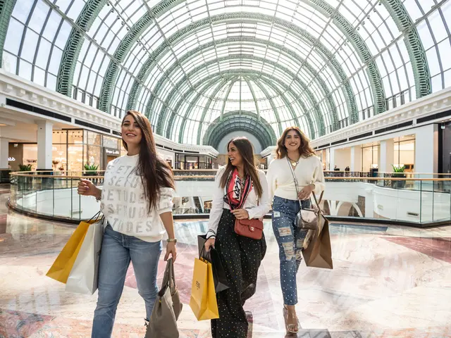 DTCM_Mall-Of-Emirates_Girls-Shopping-1